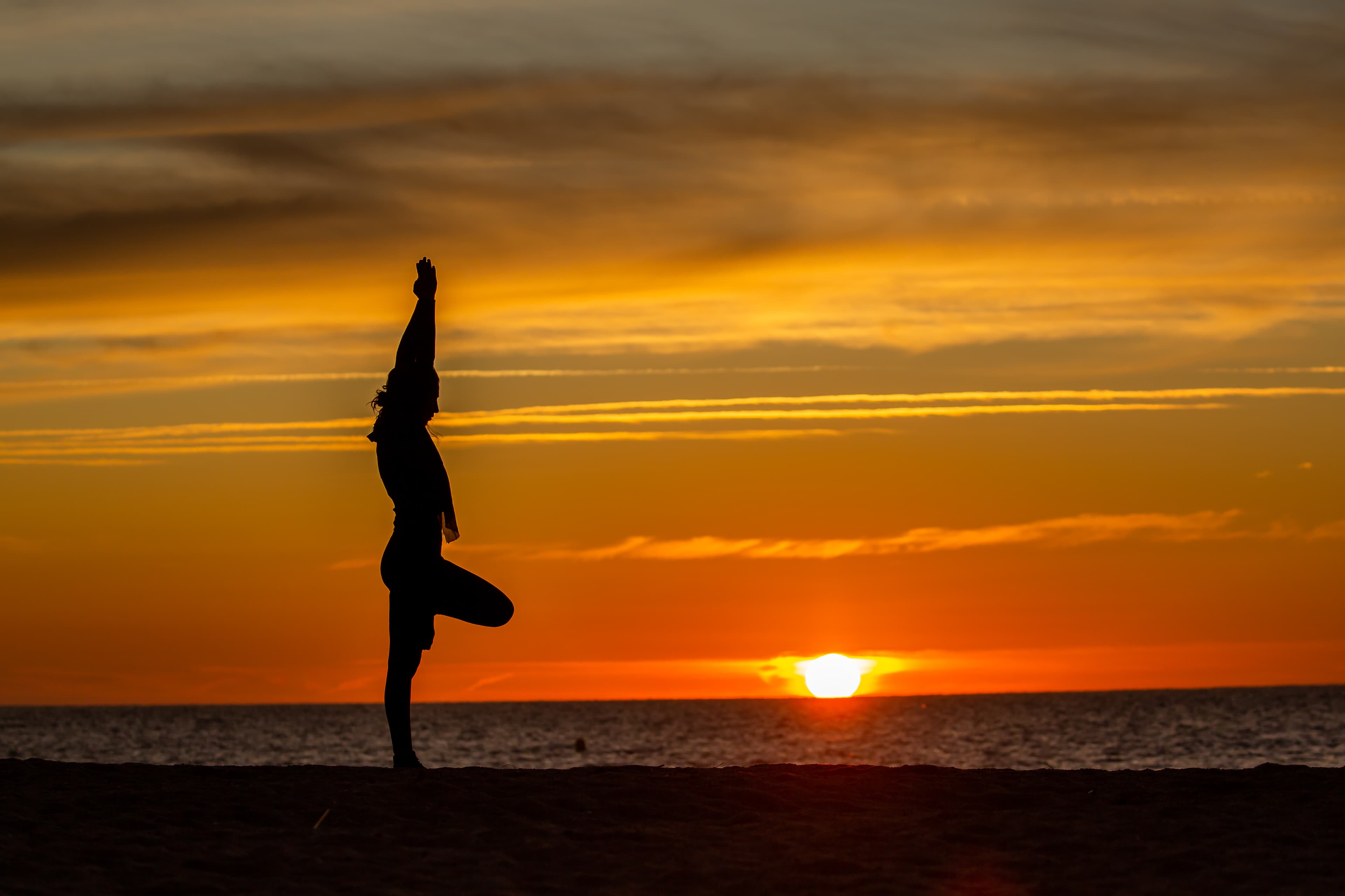 Sarita Shakti practicando al atardecer junto al mar.